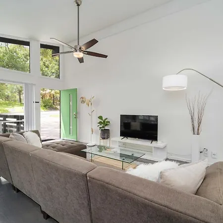 The Avocado Door - A Mid-Century Modern Gem ~ Near Soco ~ Fenced Yard ~ Corner Lot Villa